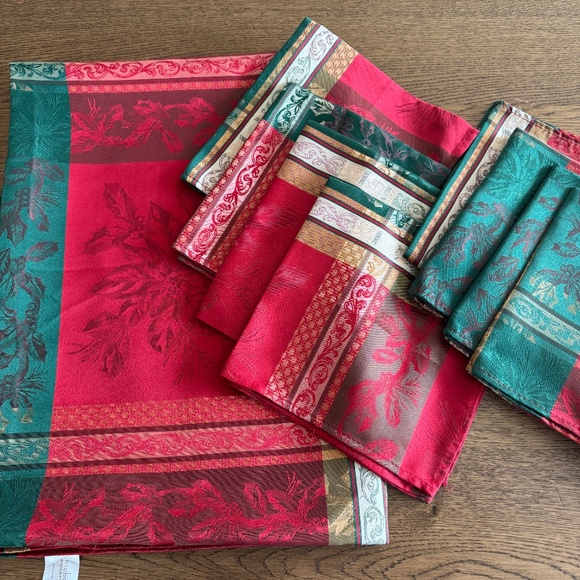 St Nicholas Square Christmas Tablecloth/ Napkins (8) - Picture 1 of 10